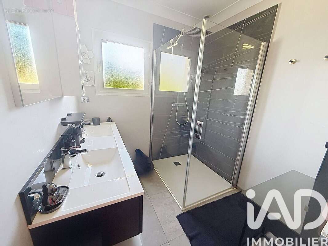 Maison 250 m² à Carignan-De-Bordeaux  - photo 9