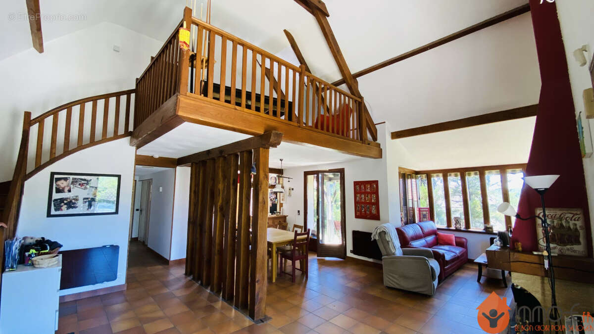 Maison à CONDE-SAINTE-LIBIAIRE