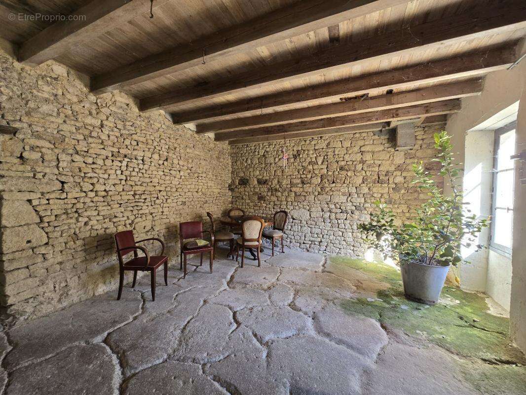 Maison à SAINT-PIERRE-DE-JUILLERS