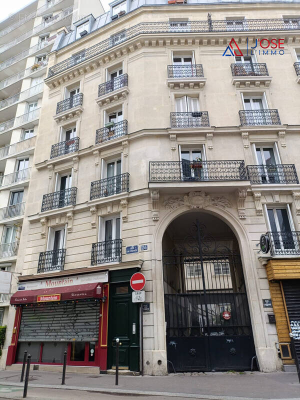 Bel immeuble haussmannien récemment ravalé - Appartement à PARIS-19E
