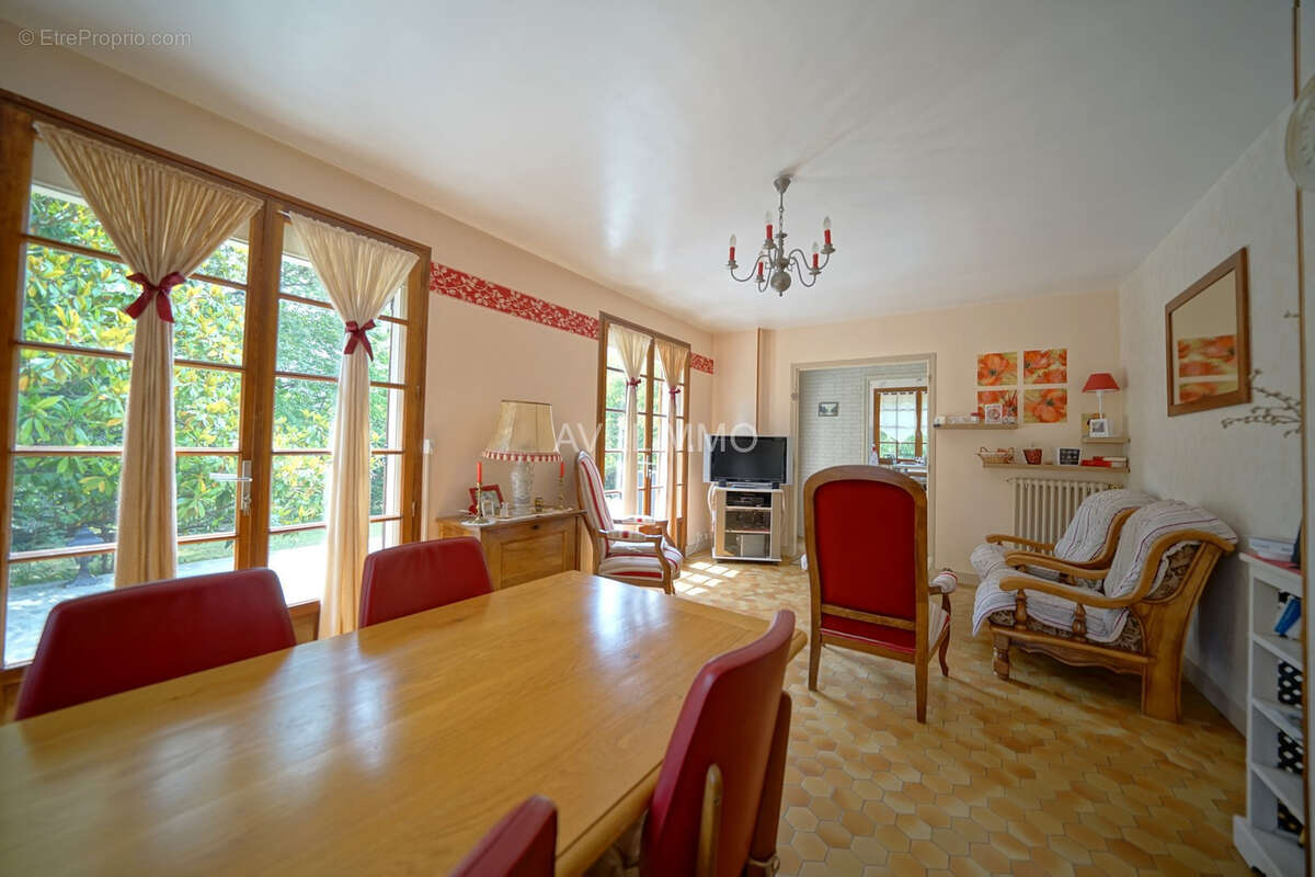 Maison à LA QUEUE-LES-YVELINES