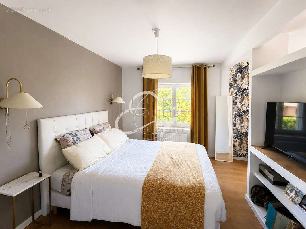 Maison d'exception de 219 m2, deux garages et piscine - photo 9