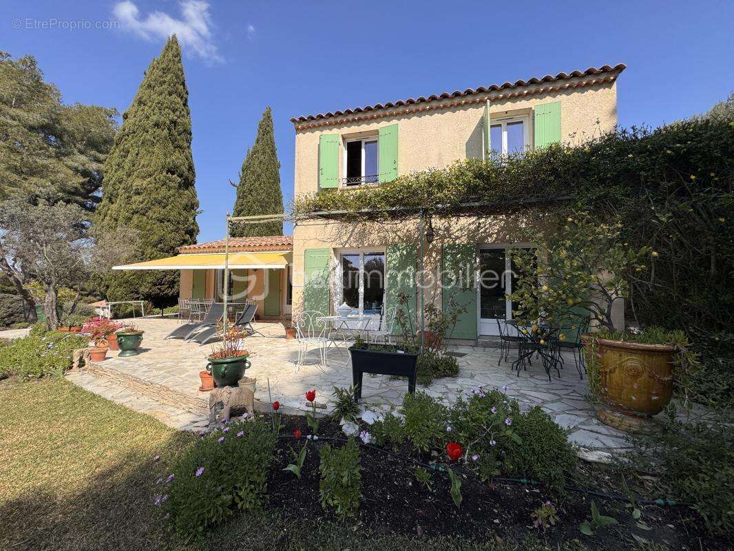 Maison à SAINT-MITRE-LES-REMPARTS