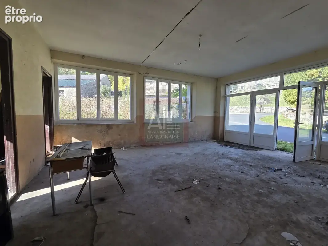Ancienne école avec terrain - photo 2