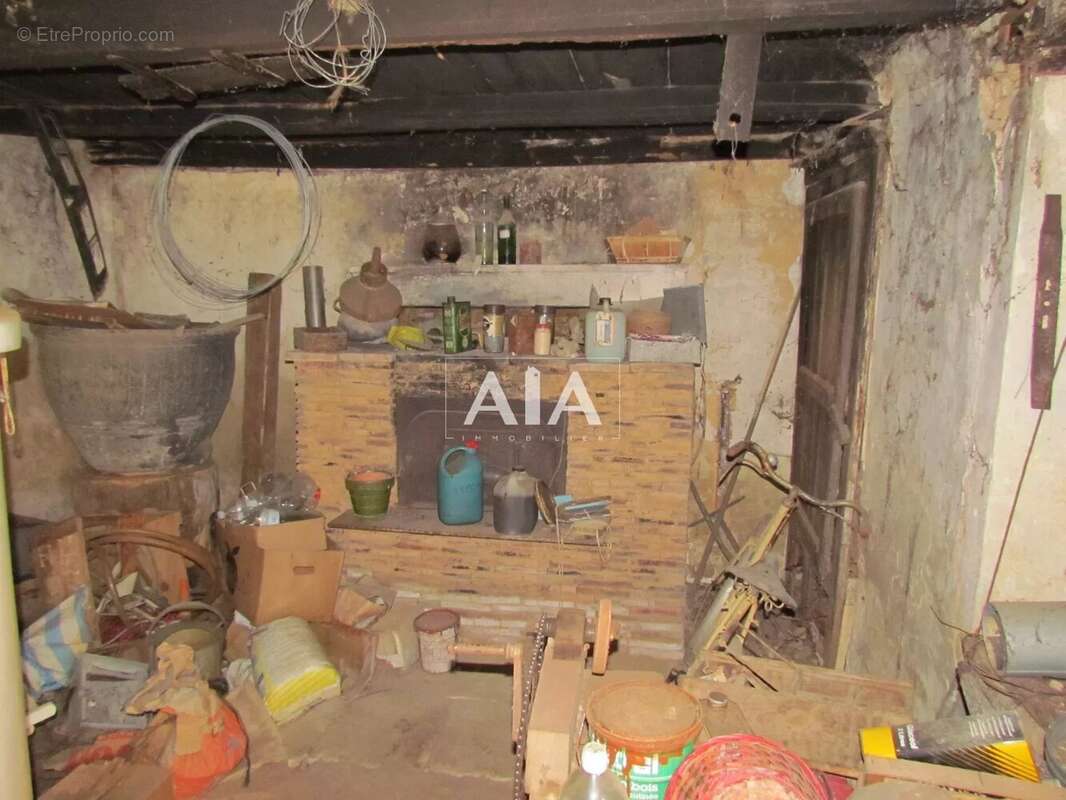 Maison à LES ADJOTS