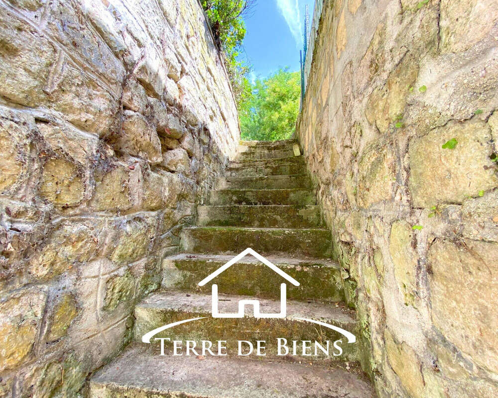 Maison de caractère de 160 m2   Beaux volumes, patio, jardin clos et fort potentiel d'aménagement   Pommiers - photo 16