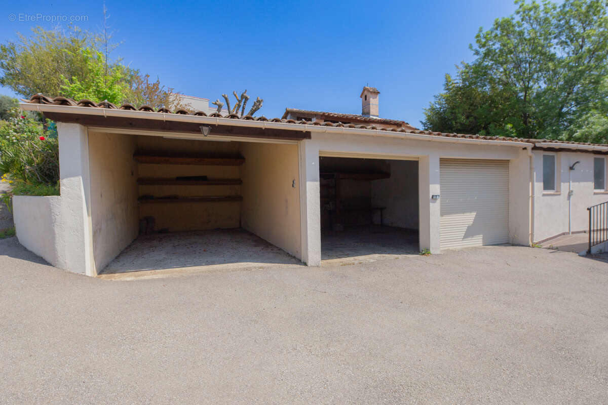 Maison à LA ROQUETTE-SUR-SIAGNE