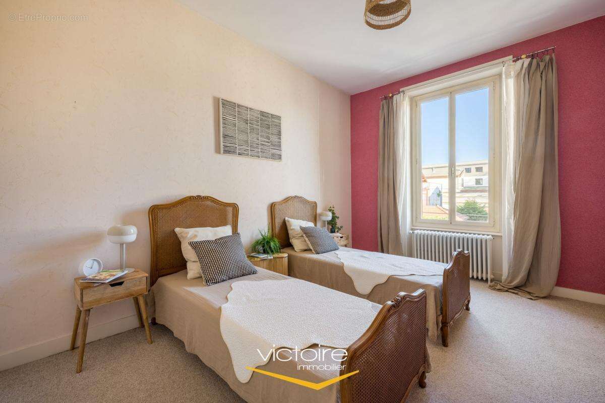 Proche Monplaisir Lyon 8ème - Grande et lumineuse maison de 7 chambres avec grand jardin de plus de 500m² - photo 10
