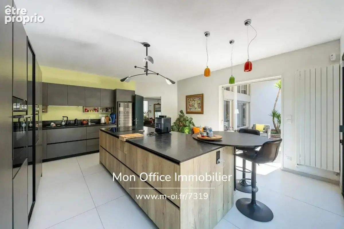 Référence : 7319-NGU - Maison 10 pièces - 5 chambres - deux studios - piscine - 380m2 habitables et 223m2 de sous-sol / garages - photo 9