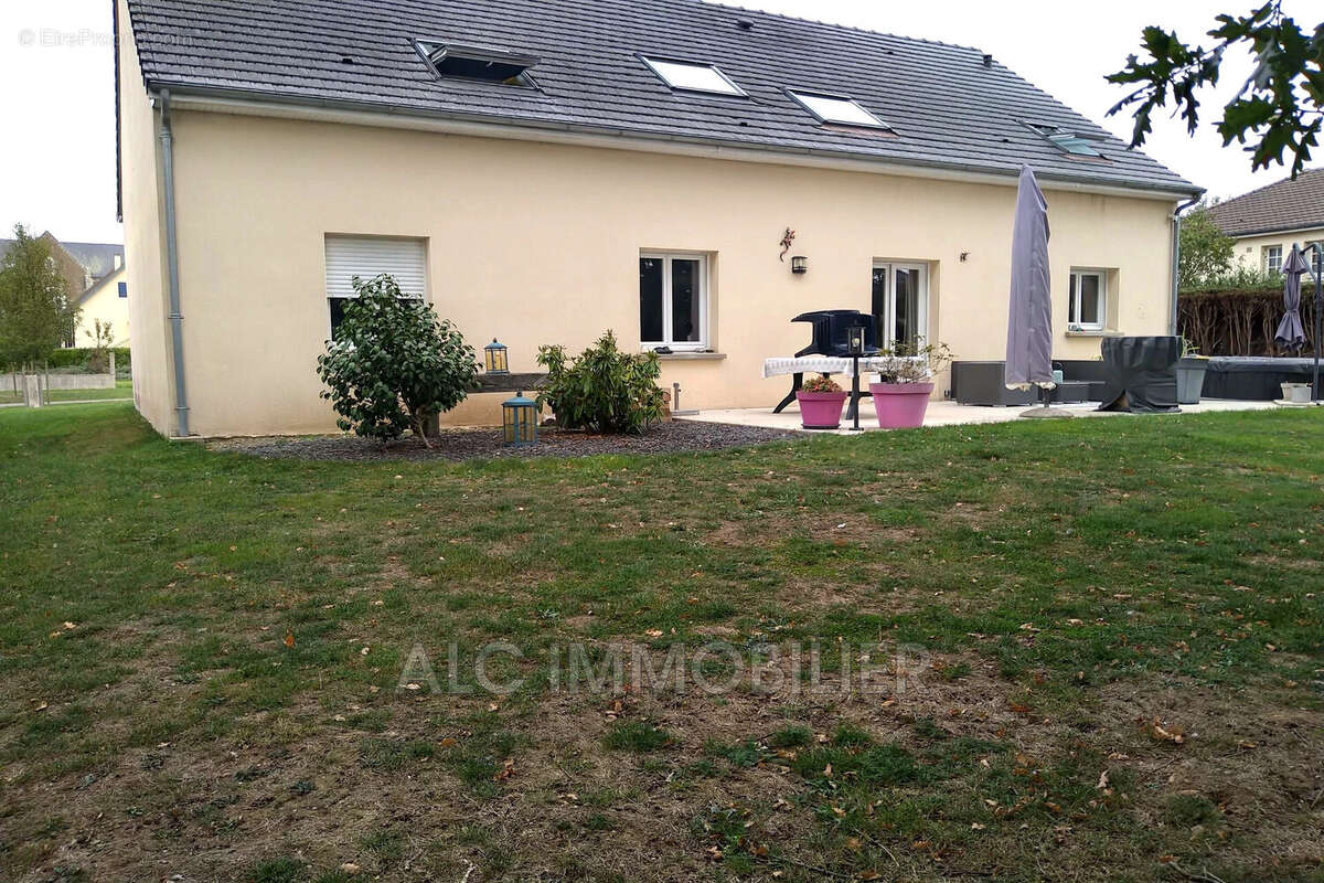 Maison à SAINT-CALAIS-DU-DESERT
