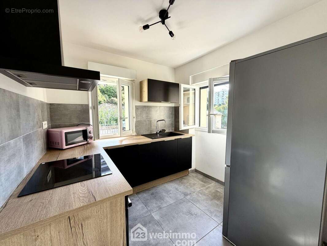 La cuisine est séparée et aménagée - Appartement à SAN-MARTINO-DI-LOTA