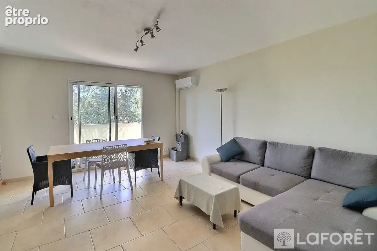 HYERES Appartement  DERNIER ETAGE  3 chambres - terrasse - parking - photo 2