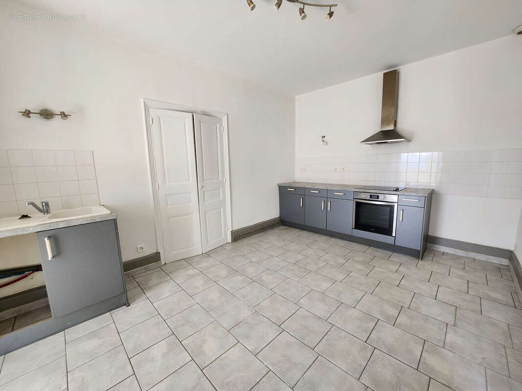 Maison à SAINT-LAURENT-DU-PAPE