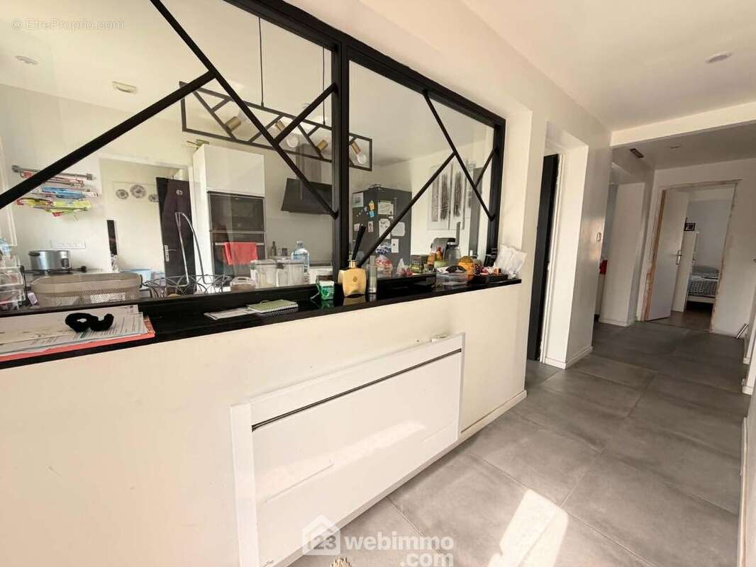 Découvrons l'intérieur, une vaste entrée distribue ... - Maison à CHALANDRY