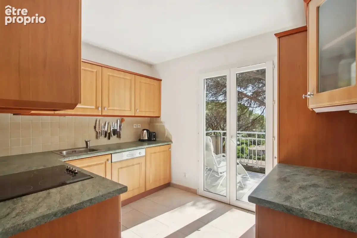 SOUS OFFRE - Exclusivité - Sainte-Maxime - Villa mitoyenne avec aperçu  mer, dans domaine sécurisé avec piscine - photo 9