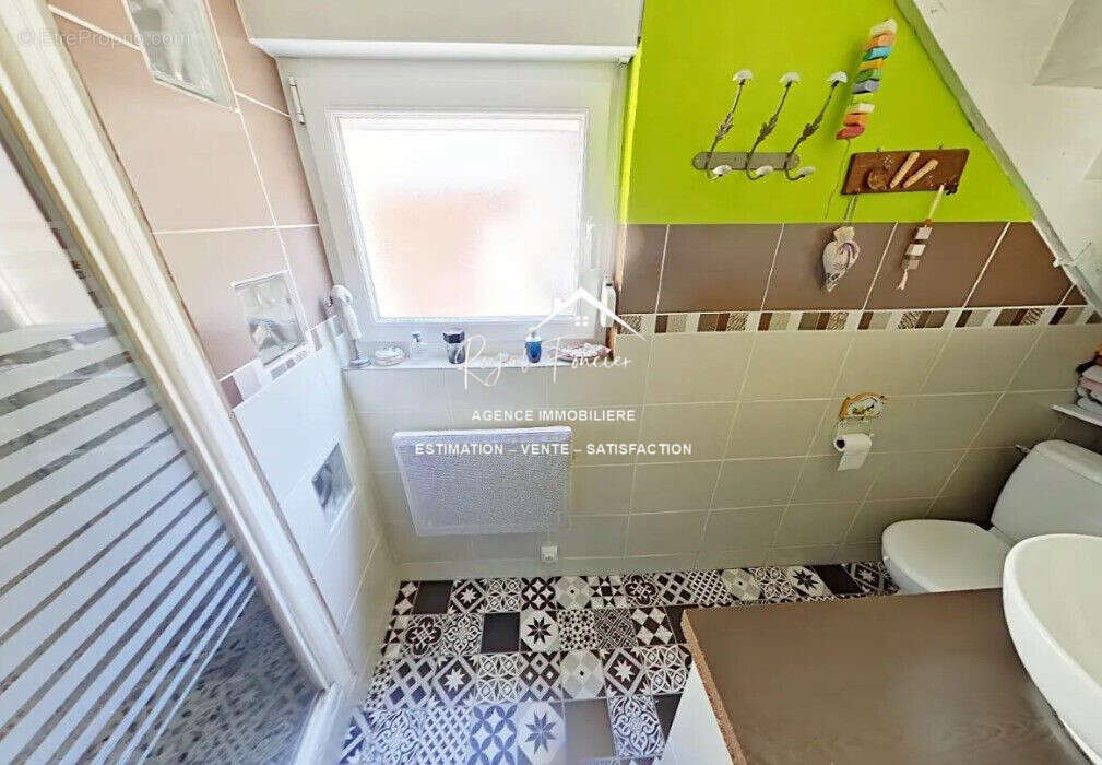 Salle d\&#039;eau / WC - Maison à YZEURES-SUR-CREUSE