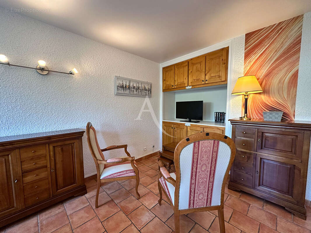 Appartement type2 de 50.25 m2 vue chateau balcon garage et cave greoux les bains - photo 4