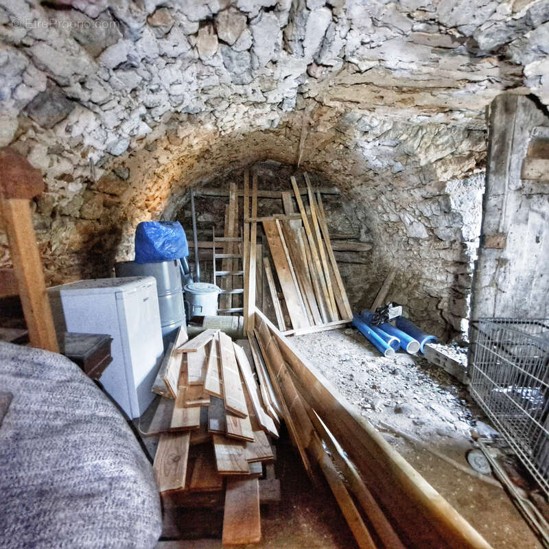 Saint-André-de-Buèges, bâtisse en pierre - photo 3