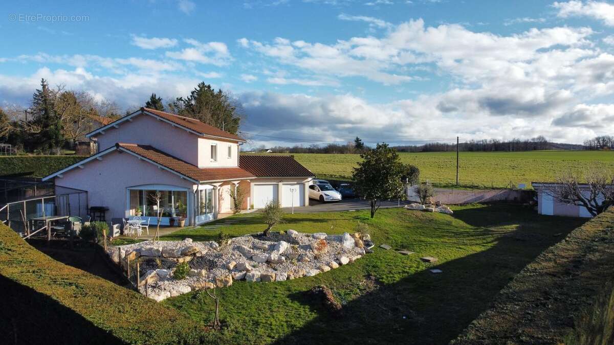 Maison à EYZIN-PINET