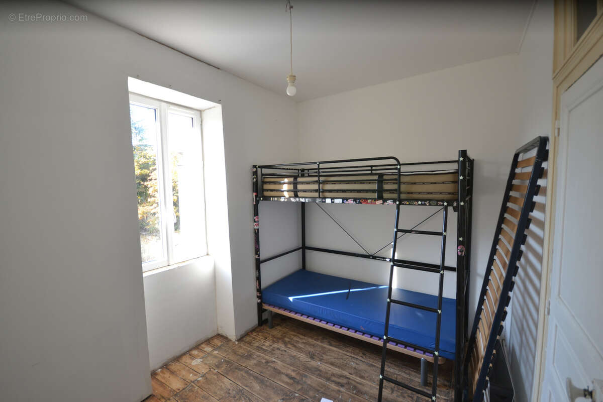 Burie maison a renover sur 3 niveaux 4 ch jardin - photo 3