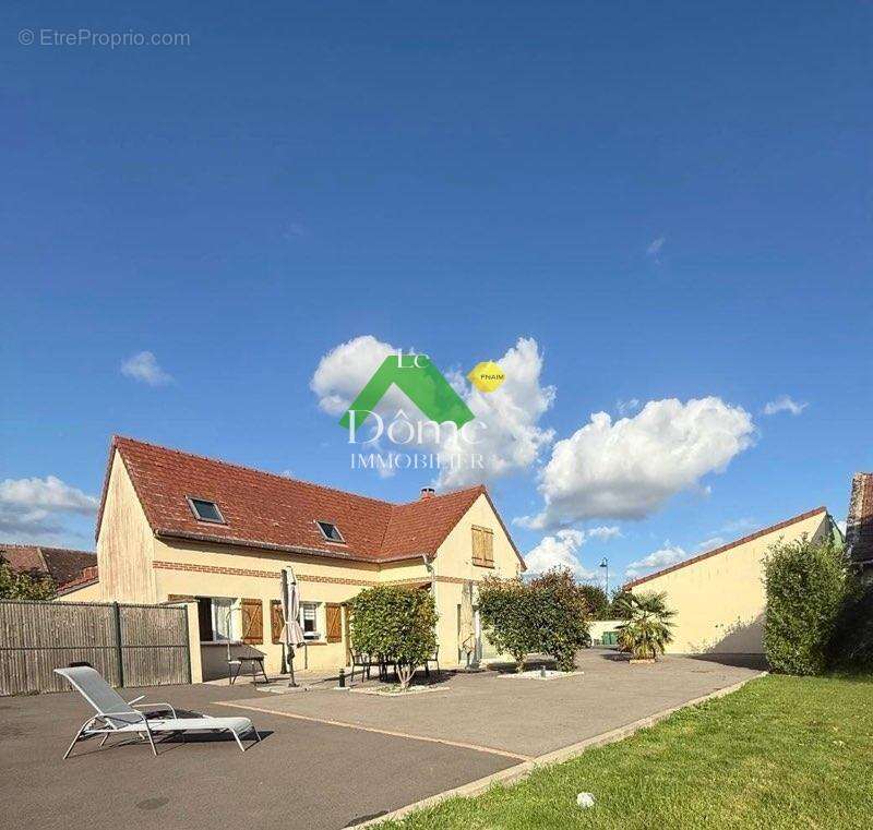 Maison à VALLANGOUJARD