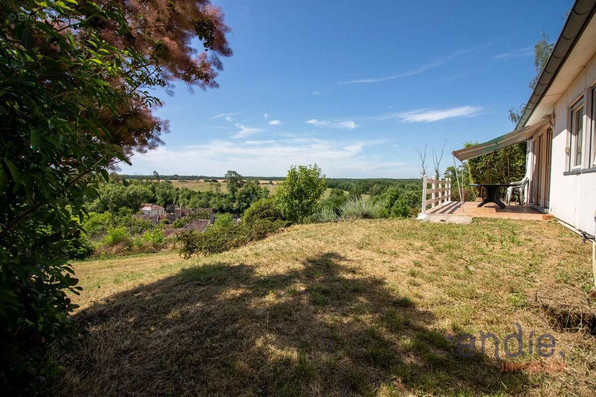 Bèze - Une maison familiale de 141,43 m² avec vue, terrain et âme de village - photo 14