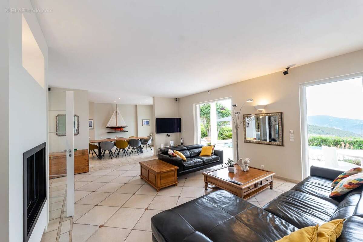 Falicon - Villa 7 pièces avec piscine chauffée, jardin 1350m², garage - photo 8