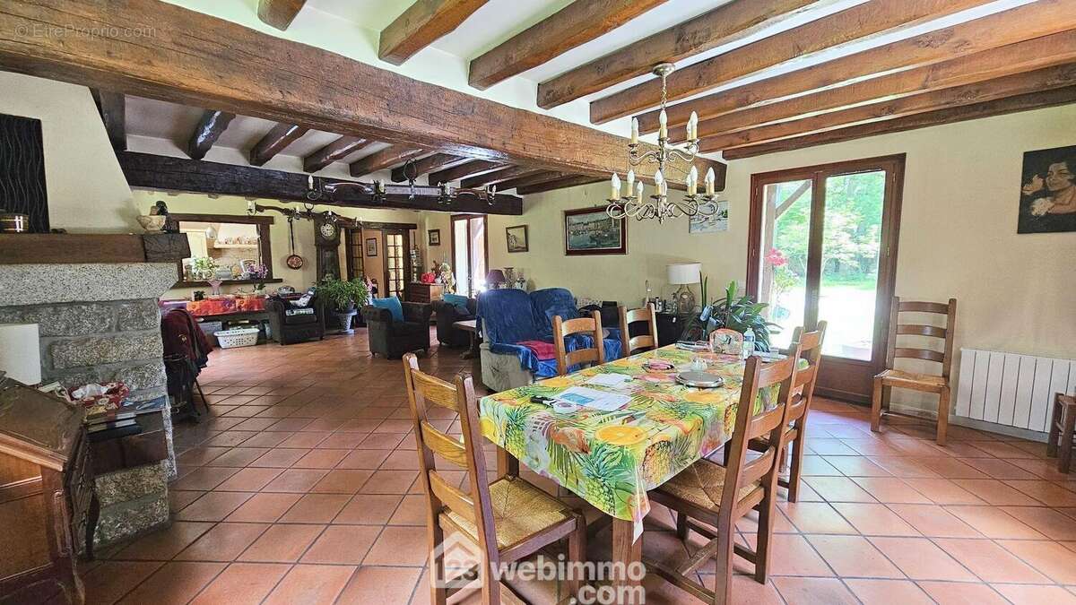 Un séjour avec son espace salle à manger.