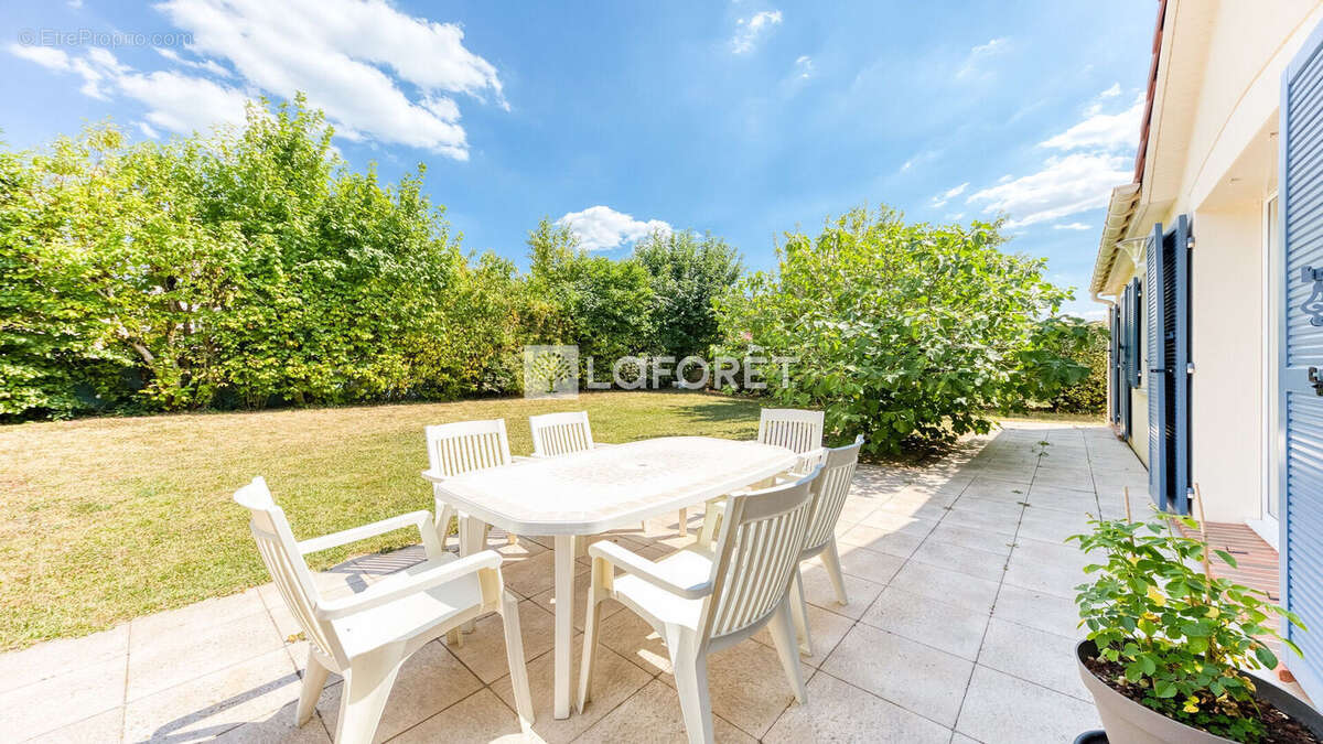 Maison à vendre à Roissy En Brie 8 pièce(s) 137 m2 - photo 2