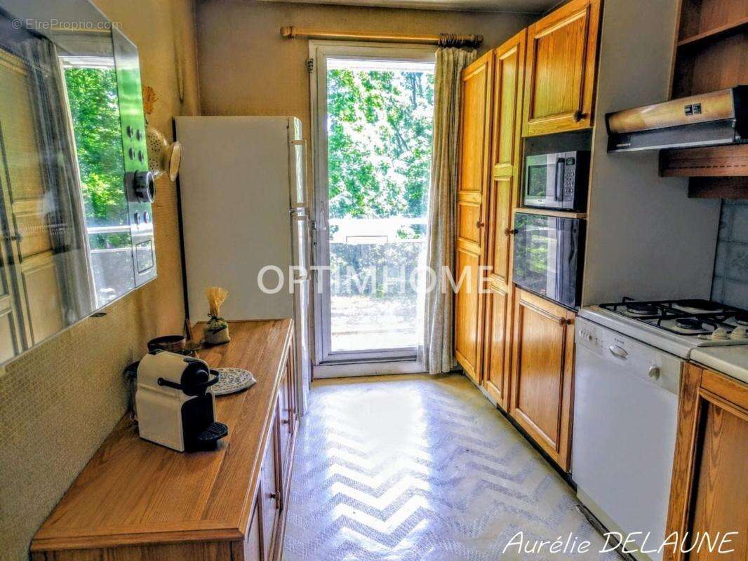 Appartement 92m2 - T4 - 2 chambres - Balcon - Cave - Box - Proche centre-ville et gare RER D - photo 4