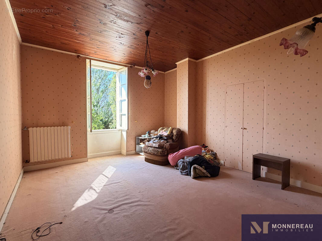 Maison de caractere avec vaste dependances - photo 8