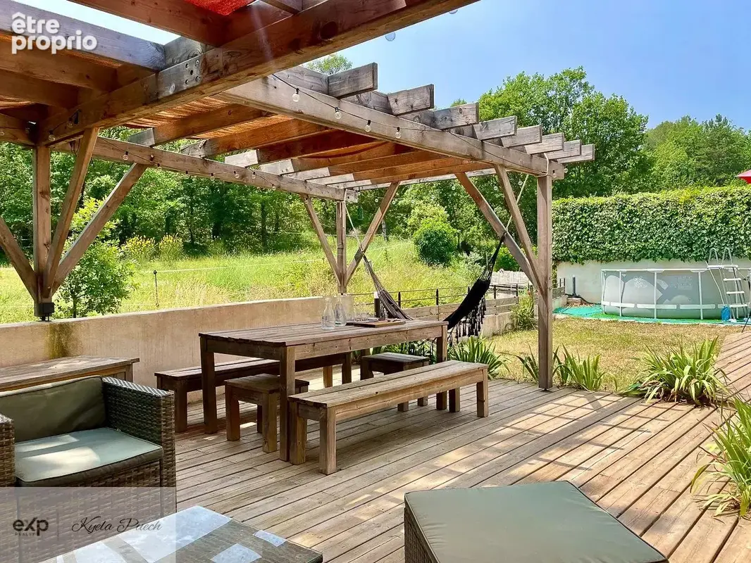 Dickjan POPPEMA d'eXP France vous propose une belle maison avec 5 chambres, terrain constructible attenant, idéal famille ou profession libéral