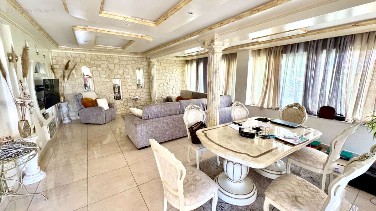 Maison à ENTRAIGUES-SUR-LA-SORGUE