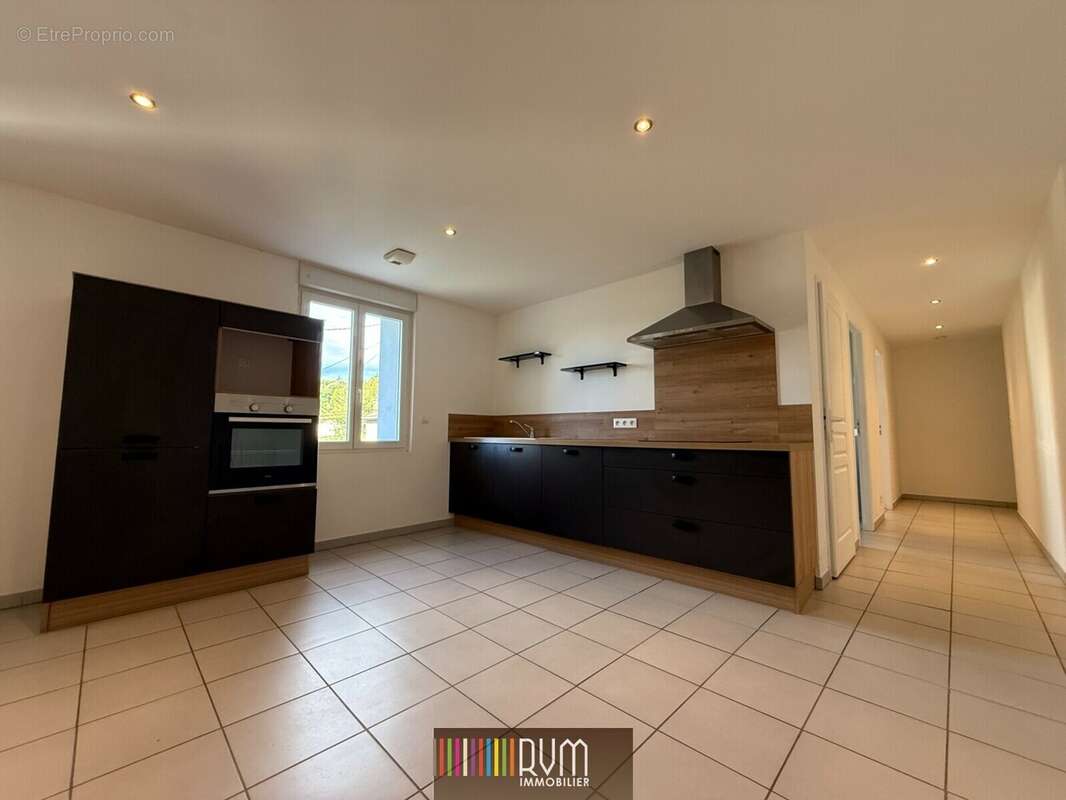 Pièce à vivre équipée d&#039;une cuisine aménagée - Appartement à PONT-D&#039;AIN