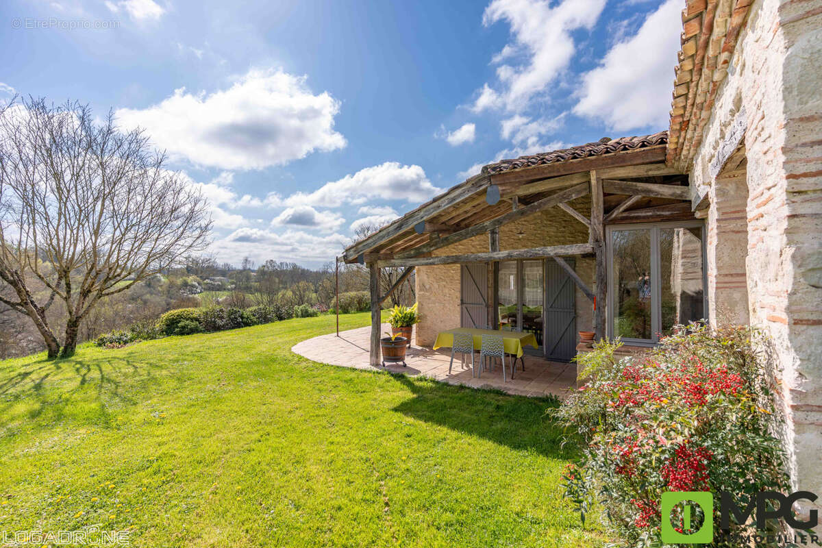 Proche CASSENEUIL à 15 minutes de VILLENEUVE SUR LOT, maison en pierres sur terrain de 2462 m2. - photo 4