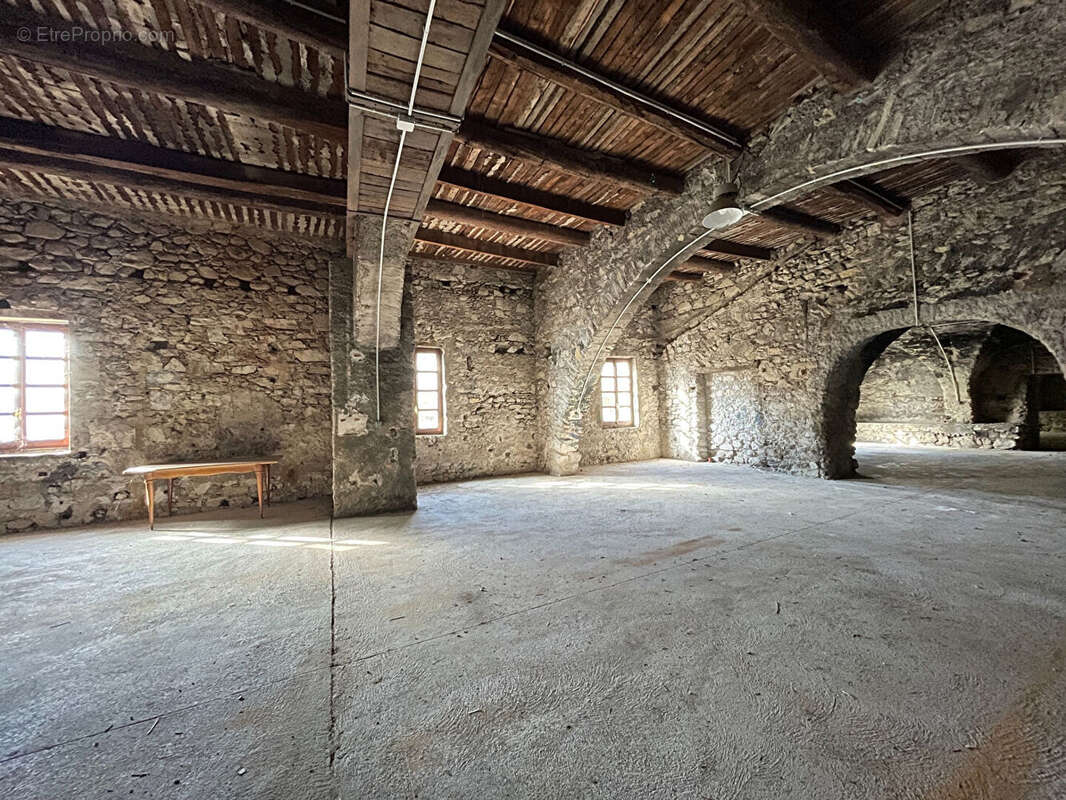 Commerce à L&#039;ESCARENE