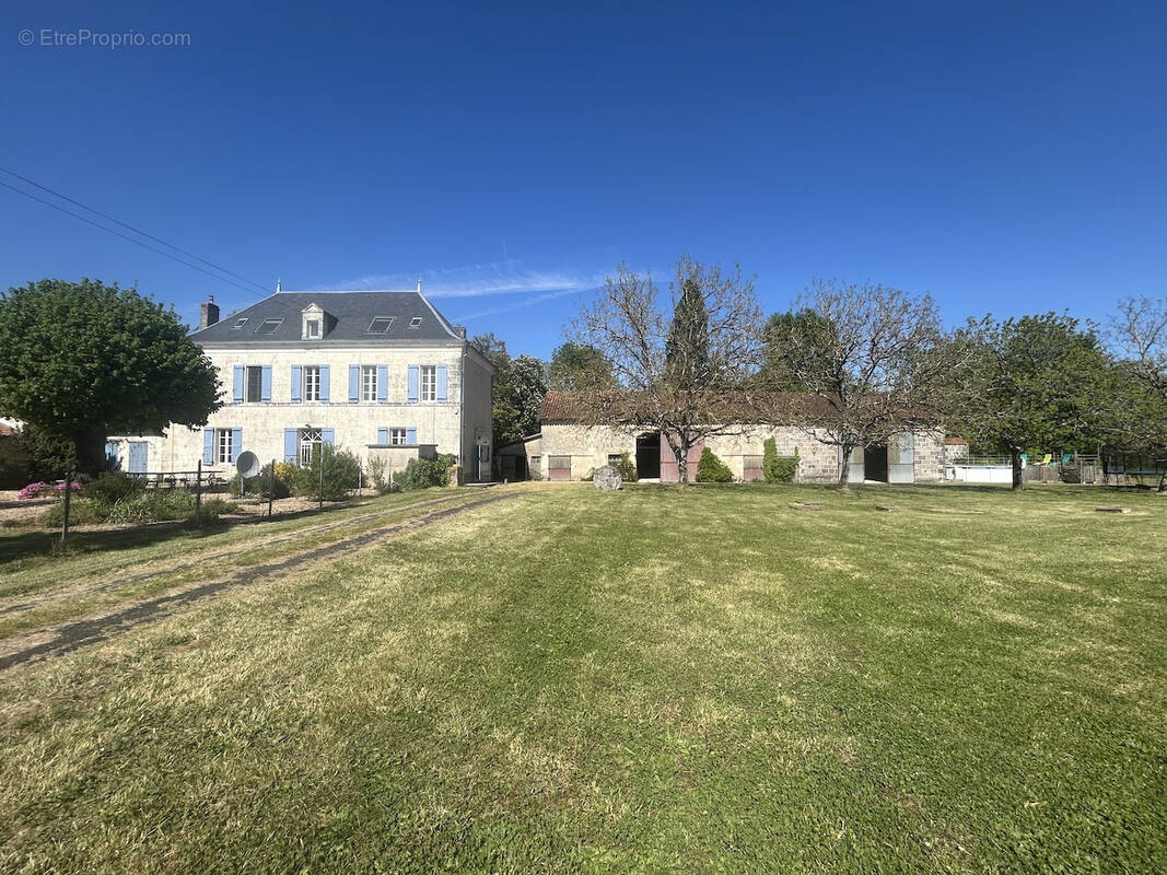 Maison à AUBETERRE-SUR-DRONNE