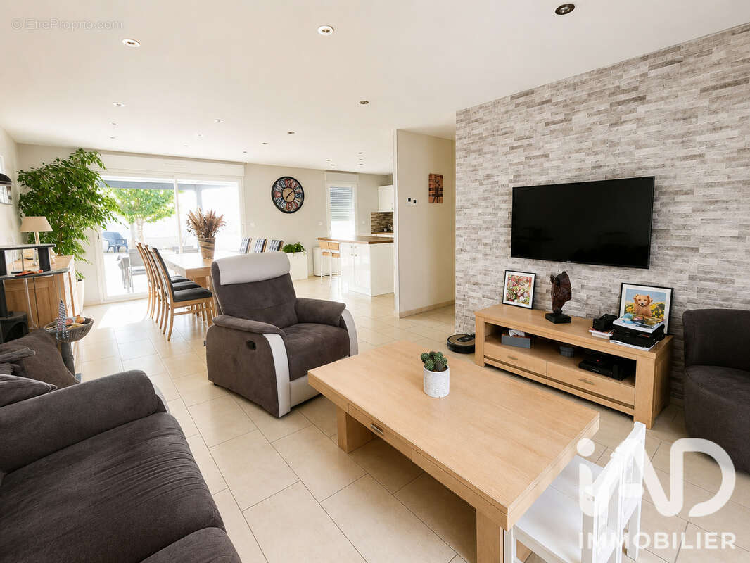 Maison 114 m² à Saint-Etienne-Au-Temple  - photo 2