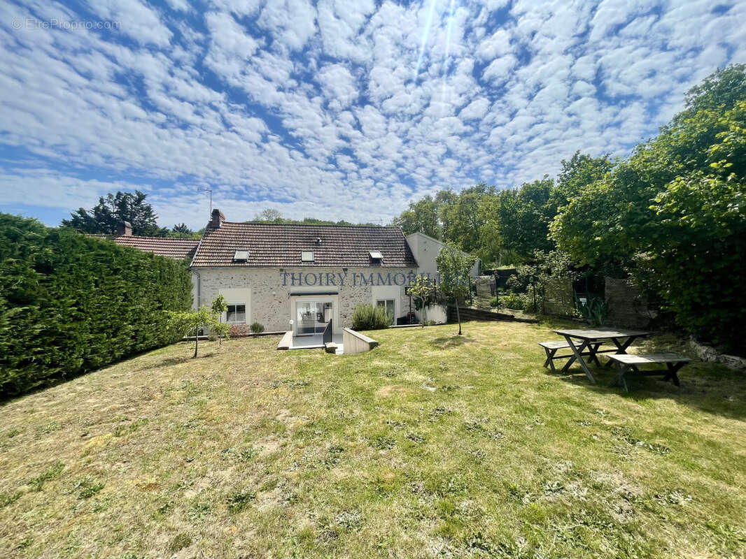 Maison à BAZOCHES-SUR-GUYONNE