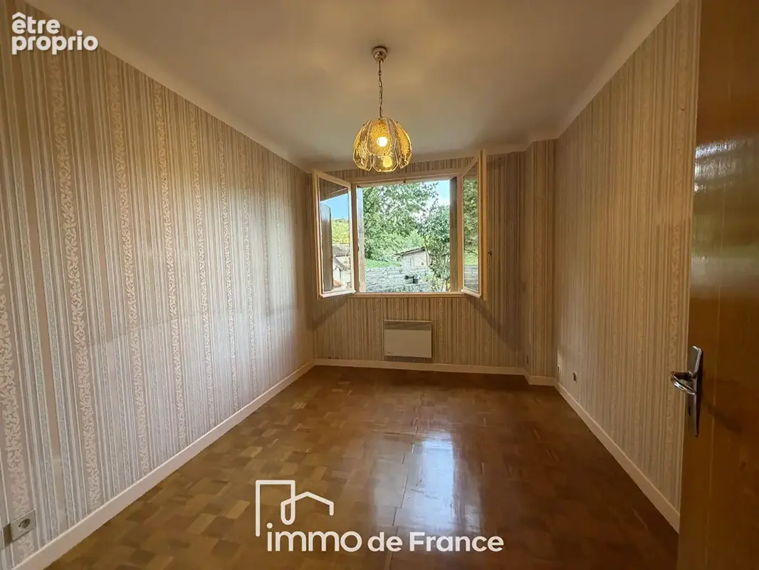 Proche centre-ville- Maison ( 104m2 habitables) avec garage et appartement. - photo 6
