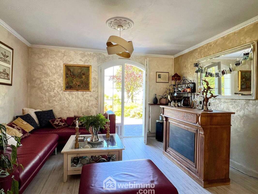 ... de 40 m² avec lumière traversante... - Maison à BRISSAC-QUINCE