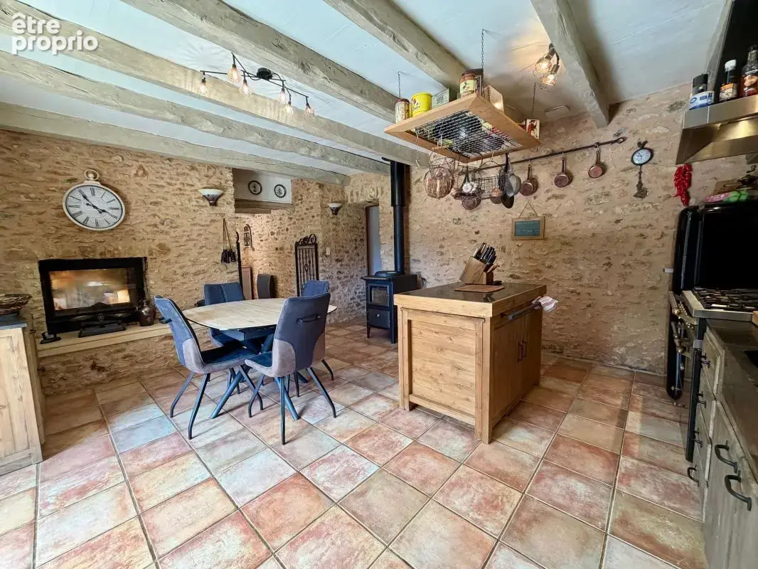 Maison de charme de plain-pied avec 2 roulottes, dépendances et plus de 4 hectares - photo 4