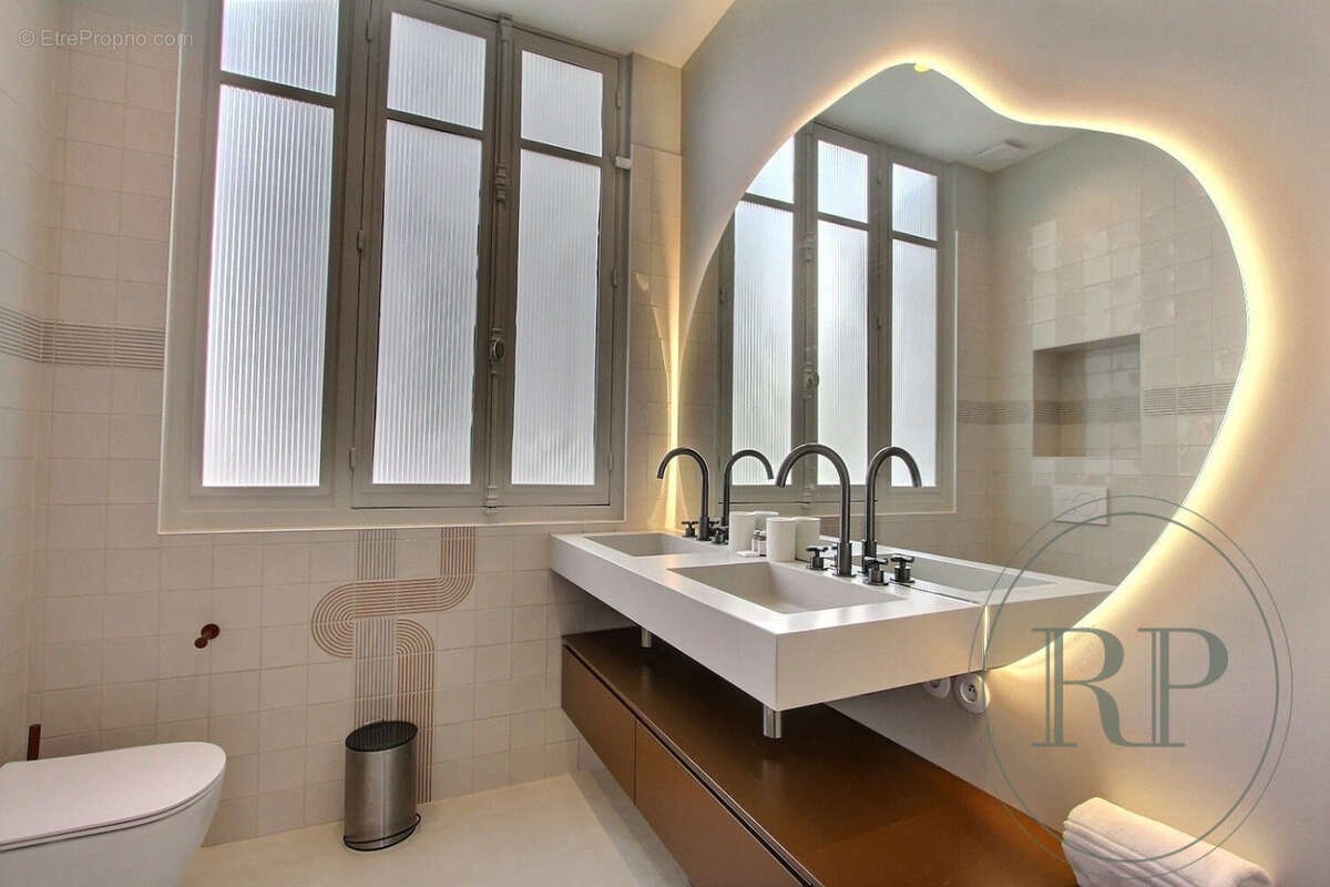 Appartement à PARIS-1E