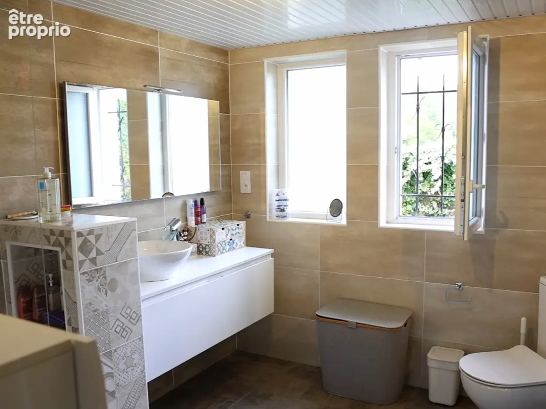 Villa dans village avec commerces , piscine , beau terrain bordé par une rivière - photo 18