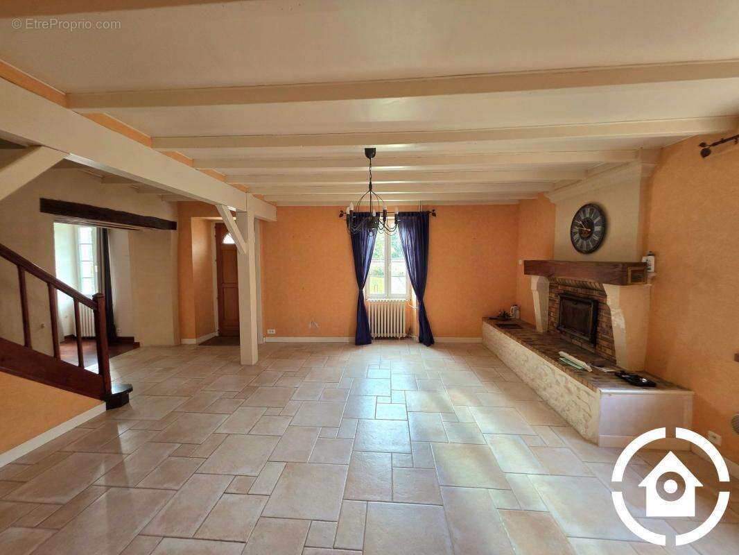 Maison à GENSAC-LA-PALLUE