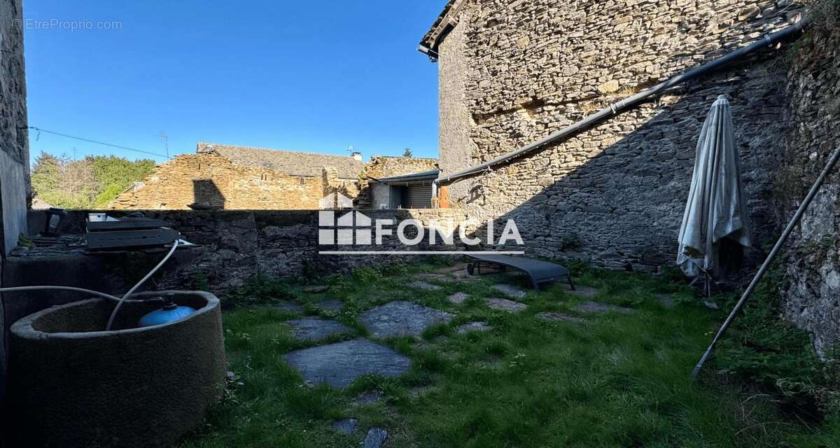 Maison à SALLES-CURAN