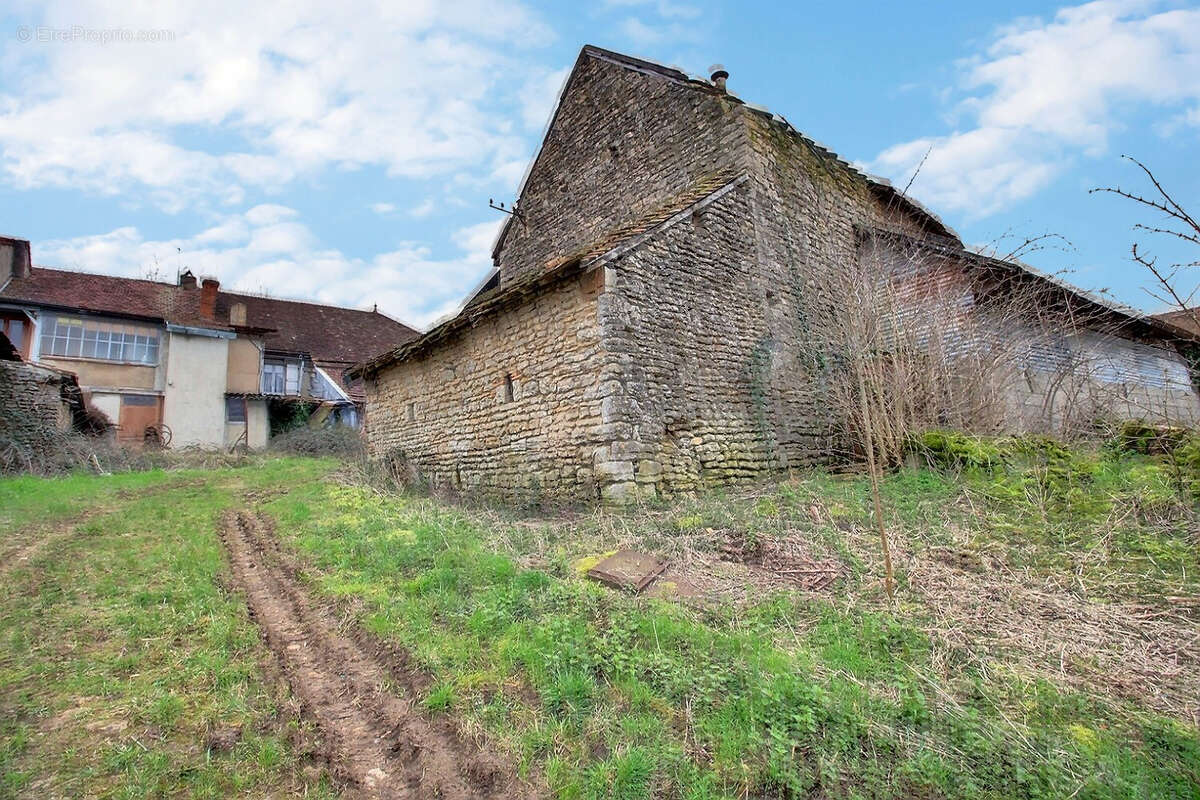Maison à SAINT-YTHAIRE
