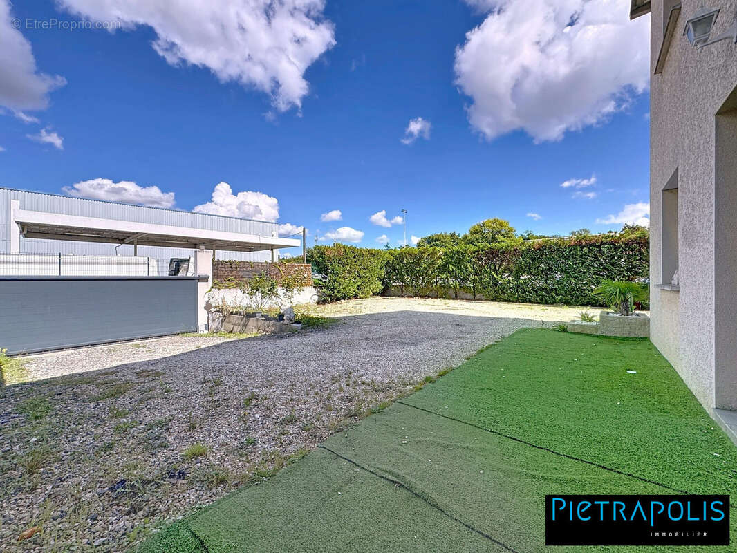 Commerce 104 m² à Saint-Genis-Laval  - photo 5