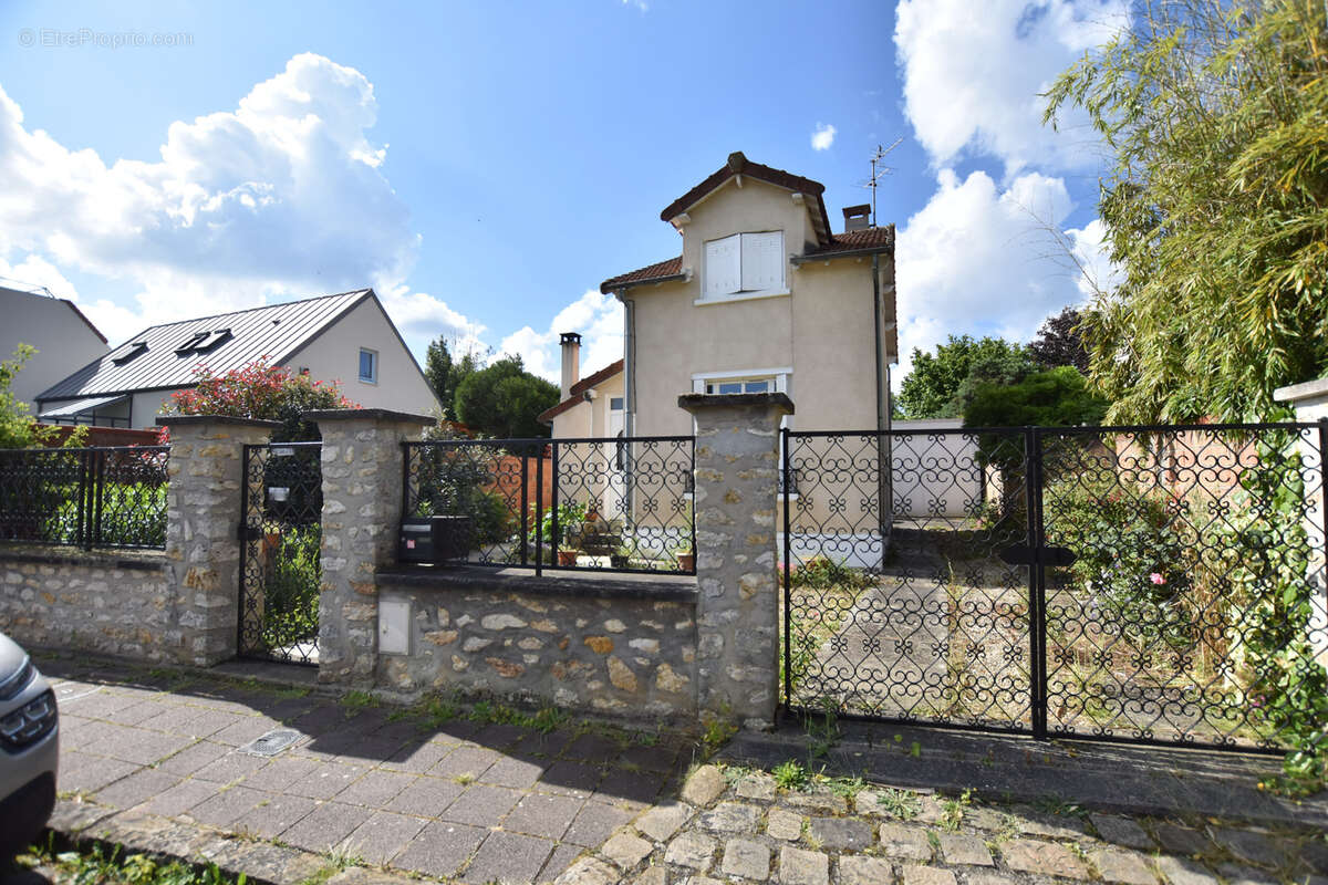 Maison à MOISSY-CRAMAYEL