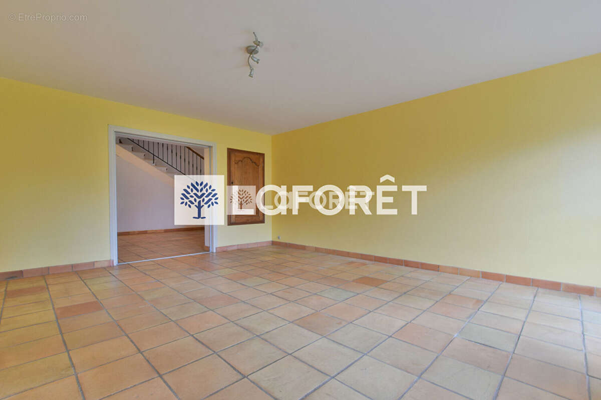 Maison à SAINT-GENIS-DE-SAINTONGE